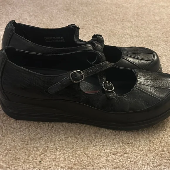 Dansko Black Flats with Comfort and Style - Picture 7 of 7